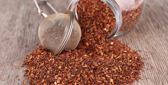 Rooibos et thé vert : les alliés naturels pour une peau jeune et éclatante
