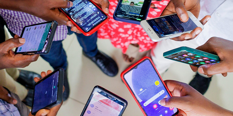 Les réseaux sociaux et l’image corporelle des adolescentes : comment les parents peuvent soutenir