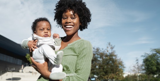 S’occuper de son premier enfant d’environ un an : repères essentiels pour les jeunes parents