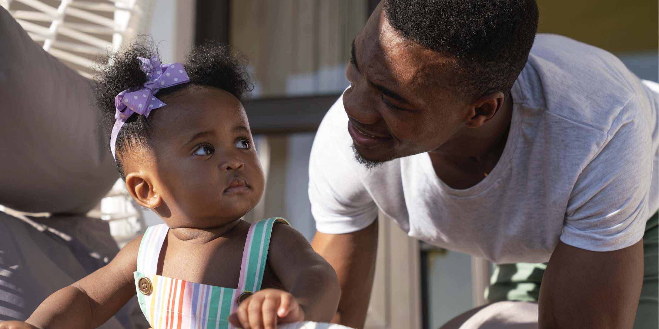 Quand le père devient parent au foyer : le choix d’un couple qui bouscule les codes