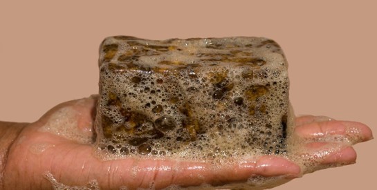 Le savon noir africain : un trésor ancestral aux multiples vertus pour la peau