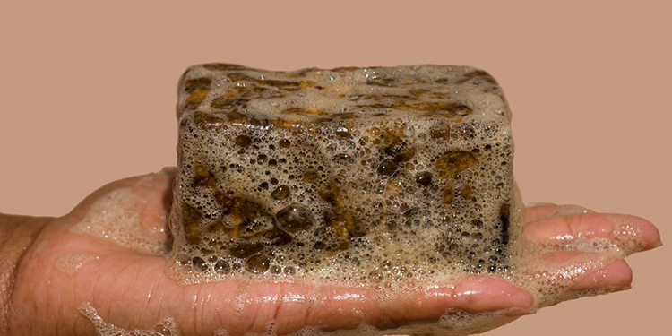 Le savon noir africain : un trésor ancestral aux multiples vertus pour la peau