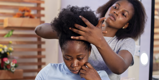 Cheveux fins : stimuler la densité naturellement grâce aux massages et aux sérums adaptés