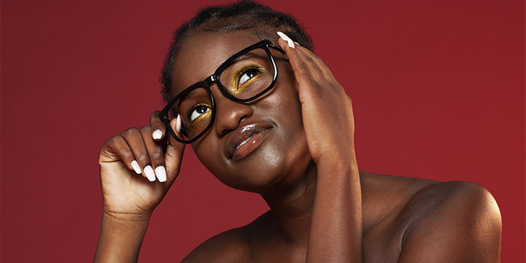 Maquillage et lunettes : sublimer son regard derrière les montures