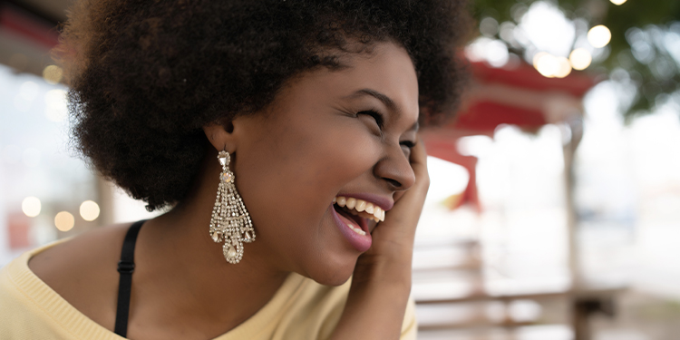 Les boucles d’oreilles XXL : comment les porter avec élégance