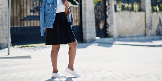 Baskets et blazer : le duo chic et tendance à adopter