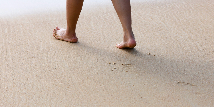 Marcher pieds nus : un geste simple aux nombreux bienfaits pour le corps