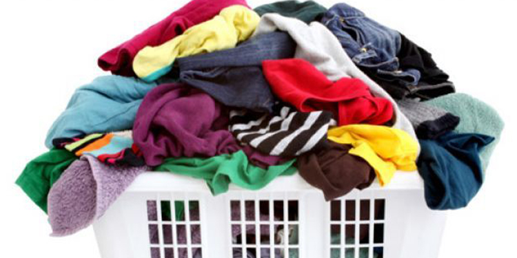 Linge sale : les bonnes habitudes pour le trier et le ranger avant la lessive