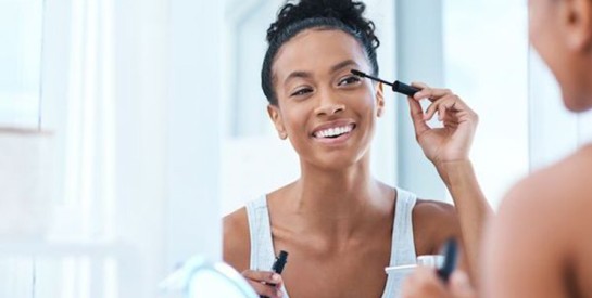 Maquillage qui tient toute la journée : les bons gestes avant même de poser le fond de teint