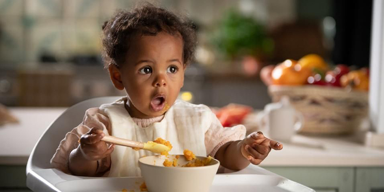 Bébé découvre les aliments : comment savoir quand il est prêt à commencer la diversification