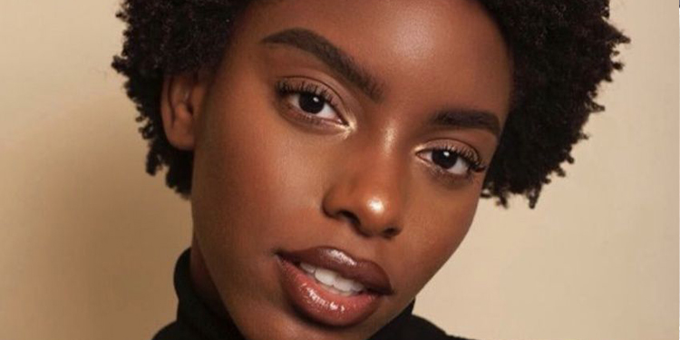 Maquillage : pourquoi votre fond de teint marque davantage certaines zones du visage ?