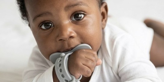 Pourquoi votre bébé porte tout à la bouche ? Ce geste est bien plus qu’une simple habitude