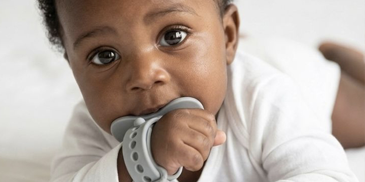 Pourquoi votre bébé porte tout à la bouche ? Ce geste est bien plus qu’une simple habitude