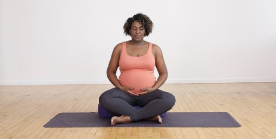Enceinte, vous avez souvent les jambes lourdes ? Ces habitudes peuvent vous soulager