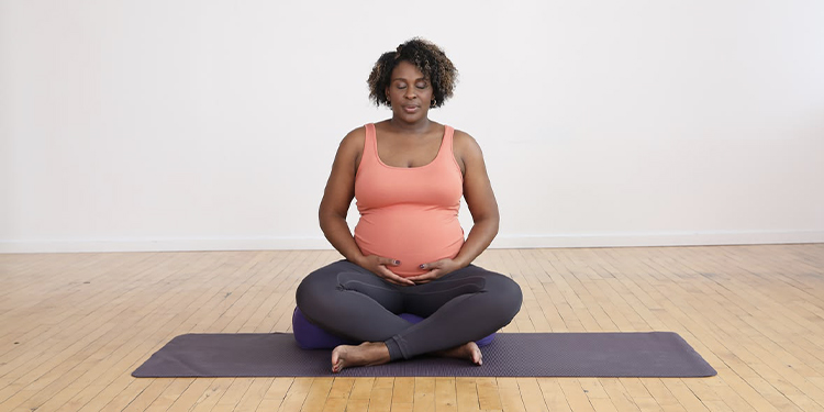 Enceinte, vous avez souvent les jambes lourdes ? Ces habitudes peuvent vous soulager