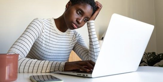 Votre visage paraît fatigué au réveil ? Ces petites habitudes du soir peuvent faire la différence