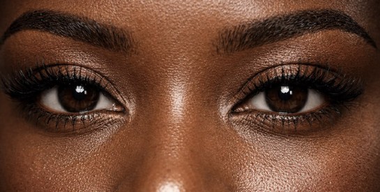 Votre mascara laisse des traces sous les yeux ? Ces gestes peuvent aider à garder un maquillage net