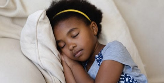Votre enfant a peur de dormir seul ? Comment l’aider à retrouver confiance au moment du coucher