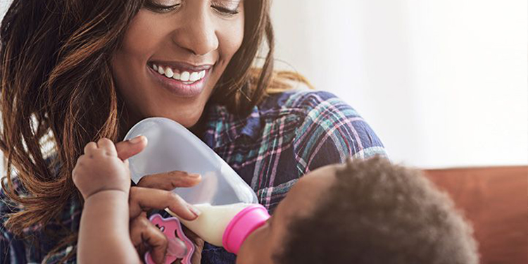 Bébé refuse le biberon : que faire ?