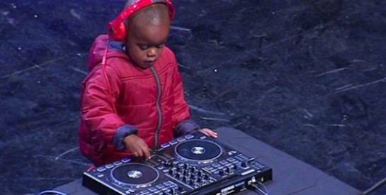 DJ Arsh Junior, trois ans, plus jeune disc-jockey du monde et star du web