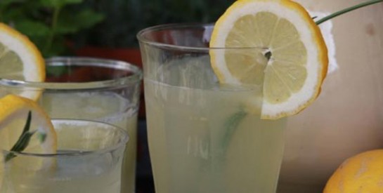 Pourquoi boire de l’eau chaude et du citron le matin ?