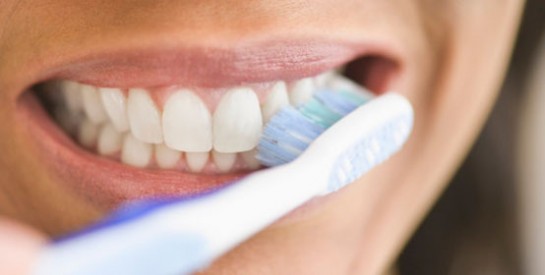 Dentifrice blanchissant : dangereux tous les jours ?