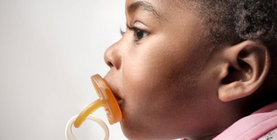 Comment la succion du pouce et l`utilisation d`une sucette peuvent-elles endommager les dents des enfants?
