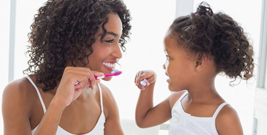 Apprendre à son enfant à bien se brosser les dents