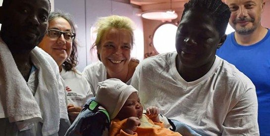 Méditerranée : une femme accouche sur le navire humanitaire qui l'a sauvée