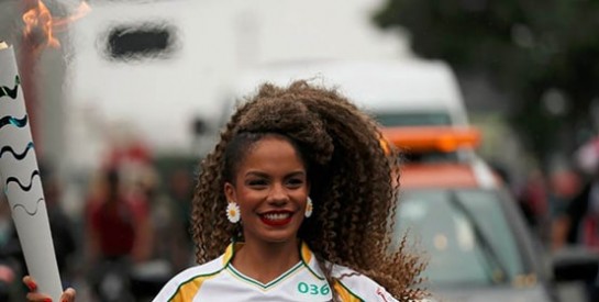 Magá Moura ou la force de la femme noire tenant la torche olympique à Bahia