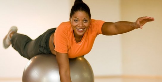 Le Swiss ball pour travailler les abdos et affiner la taille