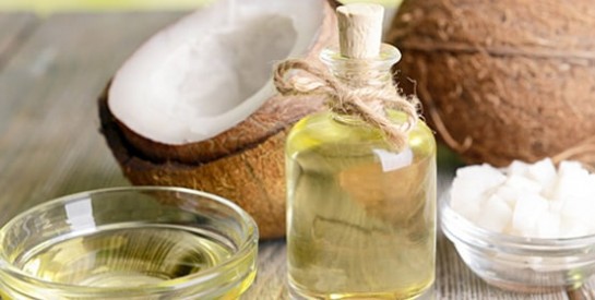 L`huile de noix de coco élimine les bactéries qui causent l`apparition de l’acné