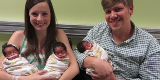 États-Unis : un couple blanc choisis de donner naissance à des triplés noirs