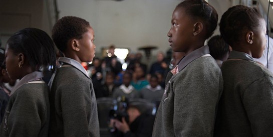 Afrique du Sud : les lycéennes noires veulent porter leurs cheveux ``au naturel``