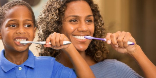 Comment apprendre à votre petit à se brosser les dents