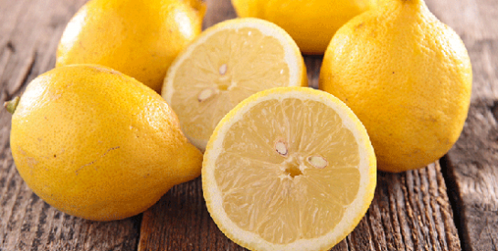 Prenez soin de l`entrejambe avec du citron