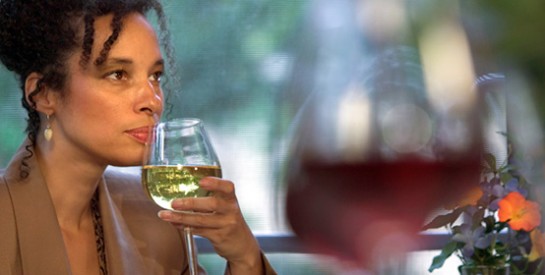 Alcool : les femmes boivent désormais presque autant que les hommes