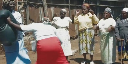 Kenya : des “mamies” apprennent le karaté pour se défendre des agressions sexuelles