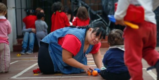 Cette jeune femme trisomique est devenue la première institutrice de maternelle