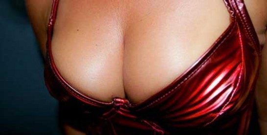 Pourquoi les hommes aiment-ils tant les seins ?