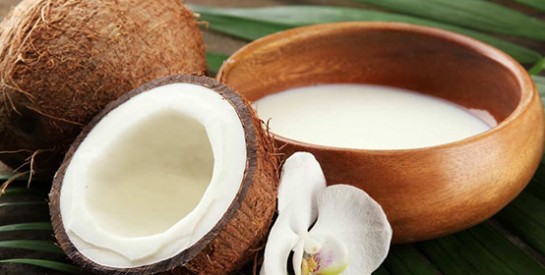 Masque « maison » au lait de coco pour stimuler la pousse des cheveux et réparer les pointes fourchues