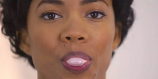 Mâcher du chewing-gum après une césarienne permettrait de mieux récupérer