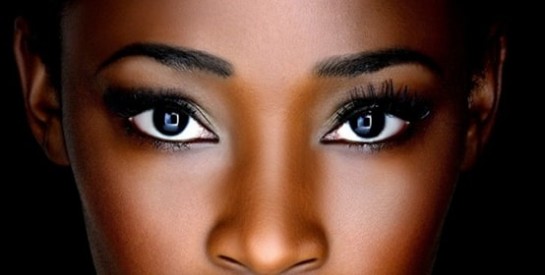 Peau noire : comment retracer ses sourcils