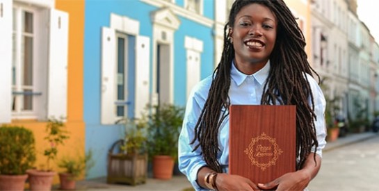 Wendie Zahibo et ses « Reines des temps modernes », un livre couvert en bois